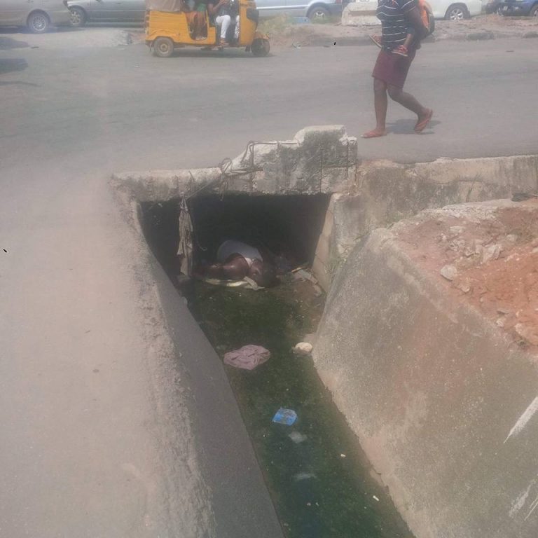 Share on Whatsapp Twitter Facebook