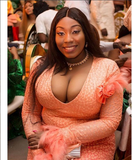 Photo Of This Wedding Guest Who Wore A Cleavage Baring