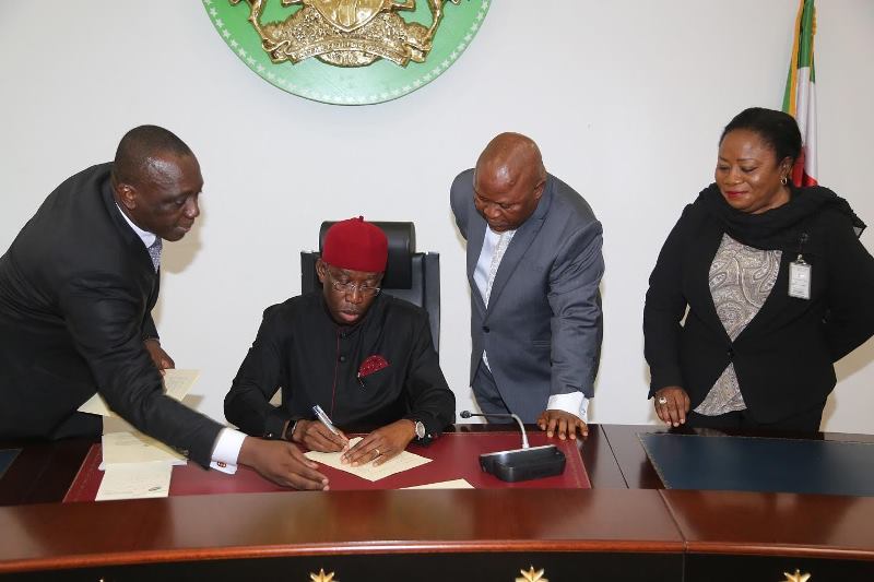 Delta State Gov Okowa Signs 2019 Budget Into Law 9jaflaver