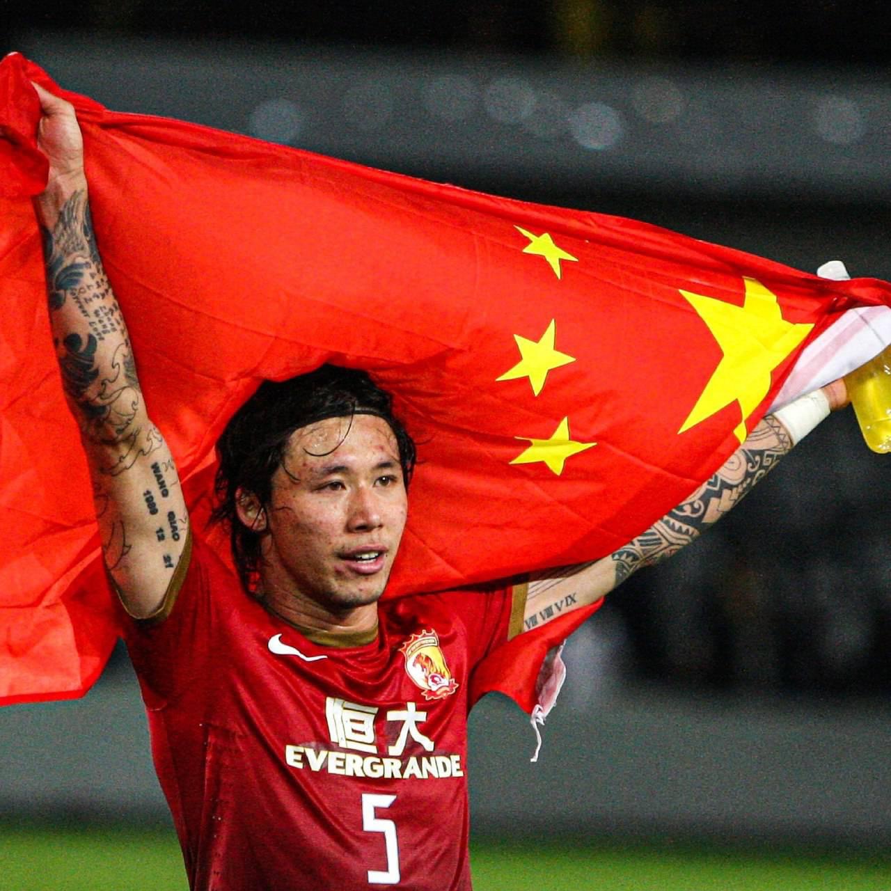 Китайский футбол. Китайские футболисты. Знаменитый китаец футболист. Футболист Китая самый лучший. Китайский футболист известный фото.