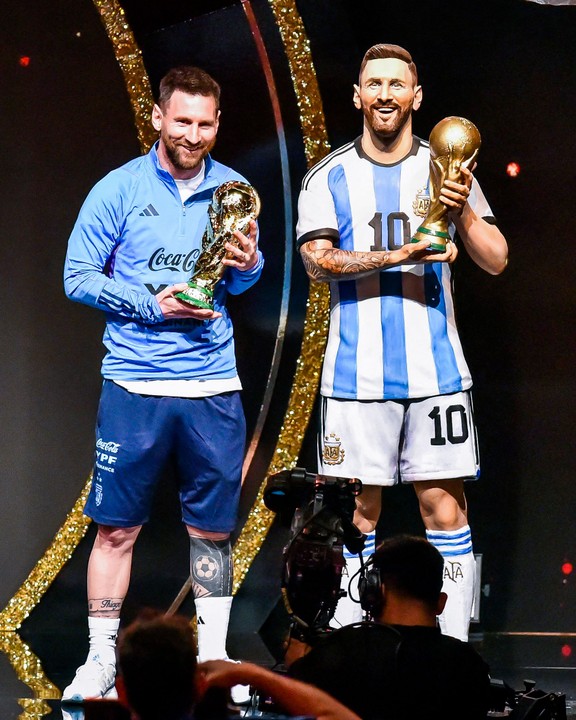 Lionel Messi honoured with his statue and a baton of leadership and command of football (photos)